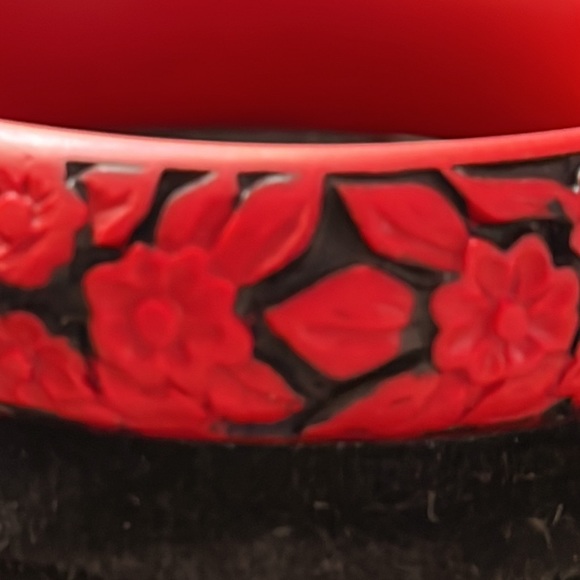 Br25. Black and red flower bangle. - Picture 3 of 3
